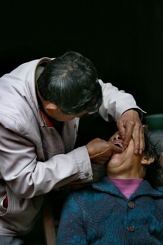 大街上的个体牙医,这样为病人拔牙