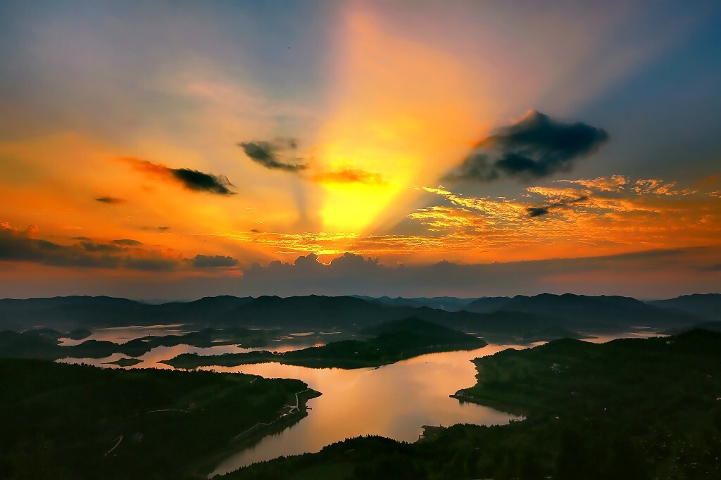 来自地球边缘，夕阳最后的一束金光，照亮了天空，映红了湖面------
