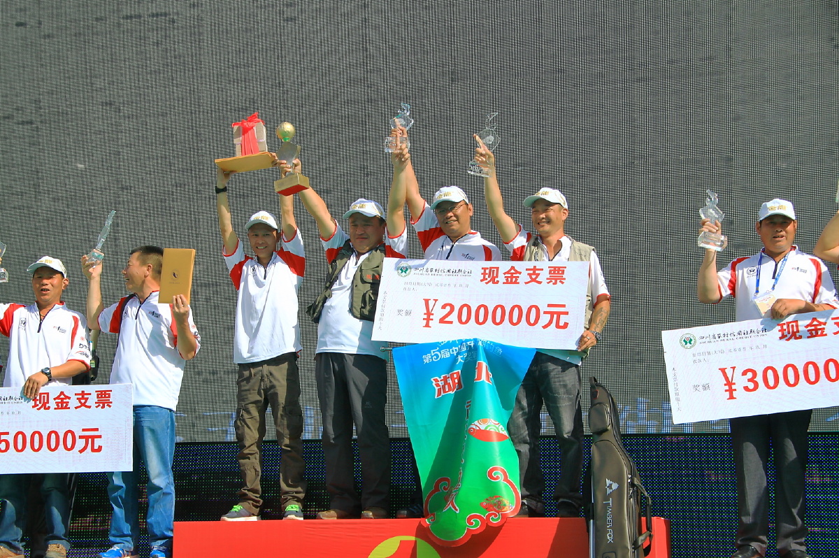 2013年中国升钟湖钓鱼大奖赛72小时野钓赛结束,冠,亚,季三军在领奖 