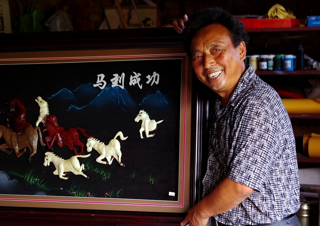 这是四川南部县升钟镇的民间艺人杜光显制作的树皮画,很独特