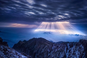 牛背山日出丁达尔