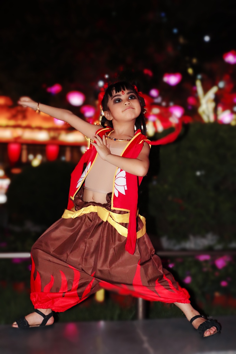 大唐不夜城偶遇网红哪吒小仙女