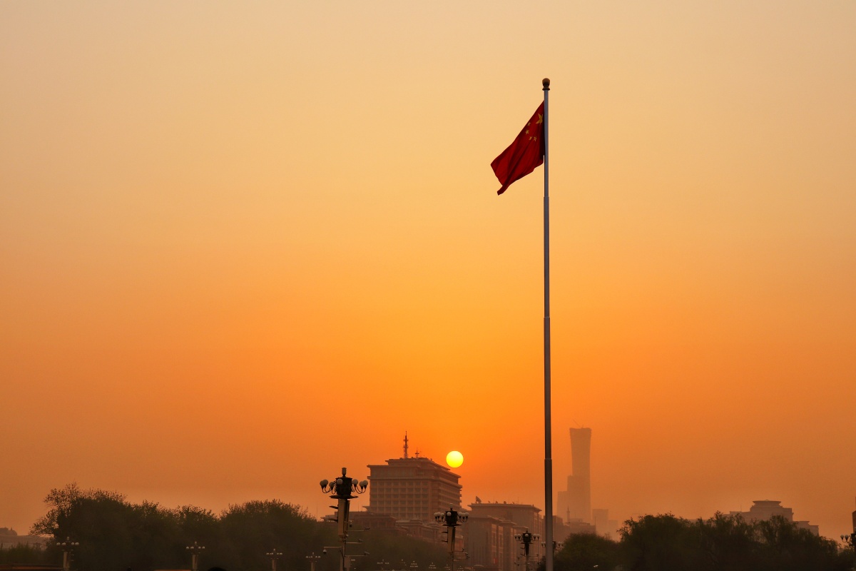 红旗与红日同升