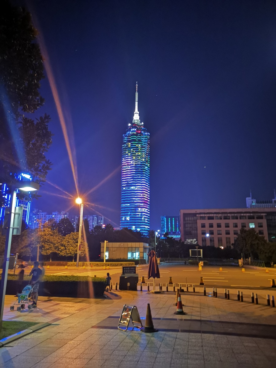 夜晚的传媒大厦