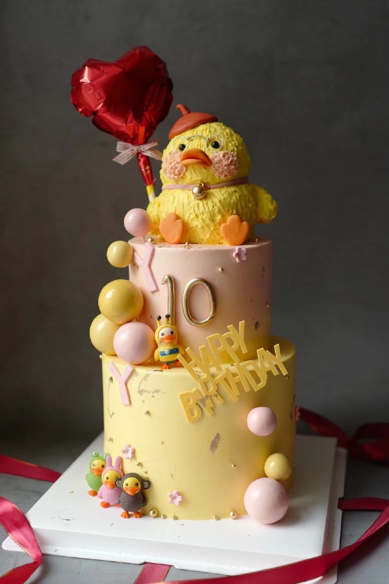 一个三层蛋糕大黄鸭不是模具哦蛋糕切出来的可爱萌鸭呢