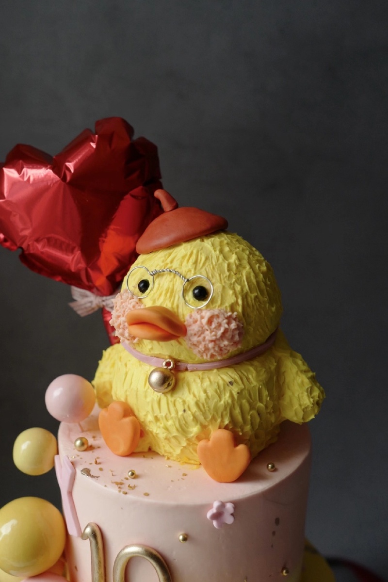 一个三层蛋糕大黄鸭不是模具哦蛋糕切出来的可爱萌鸭呢