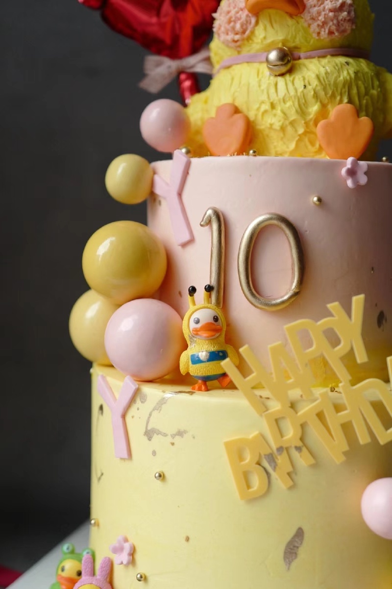 一个三层蛋糕大黄鸭不是模具哦蛋糕切出来的可爱萌鸭呢