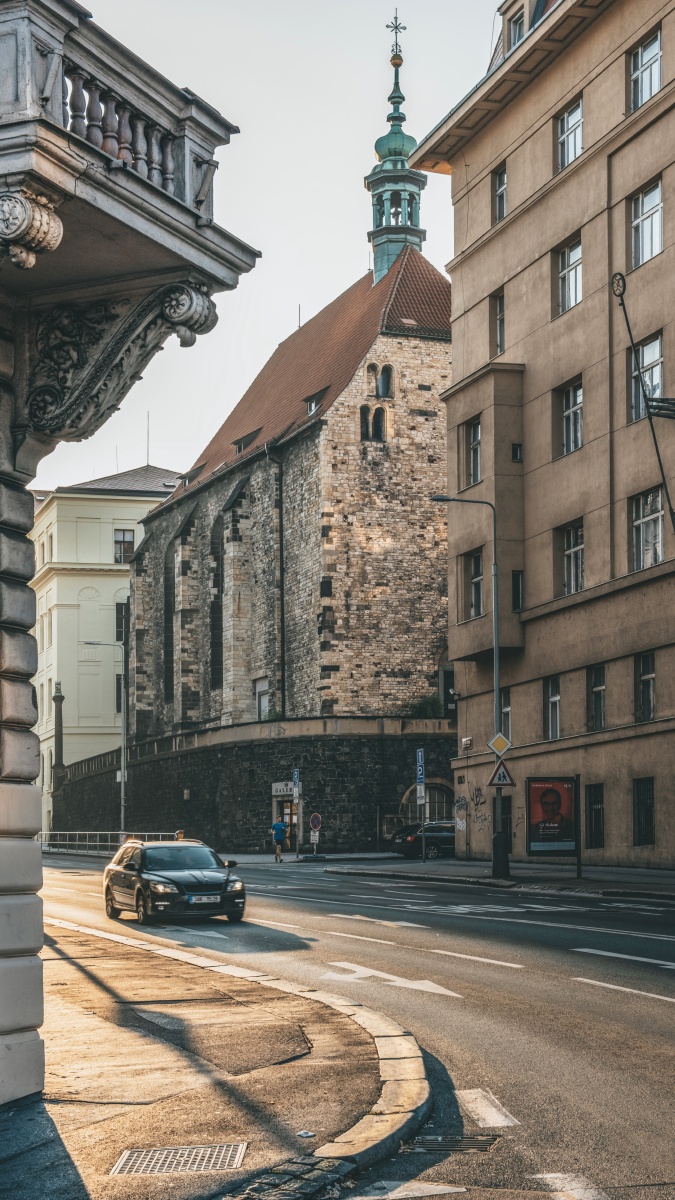 晨光中的布拉格街头