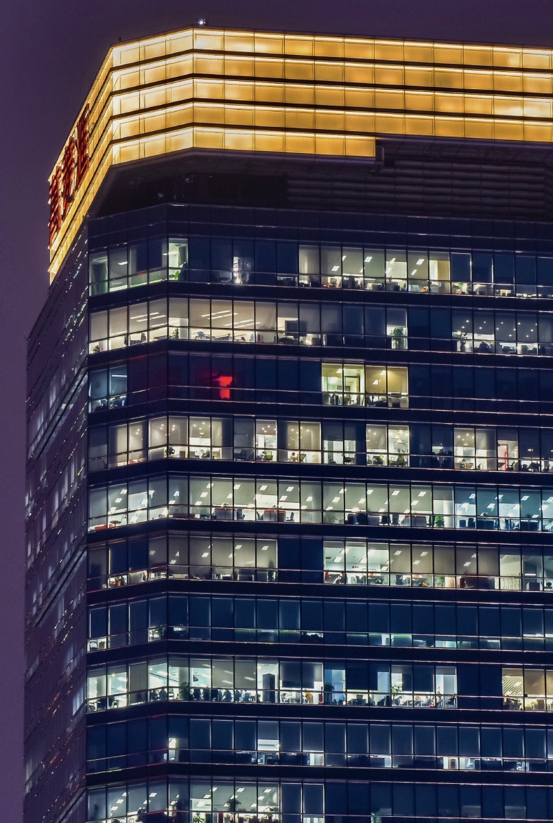 灯火通明的写字楼