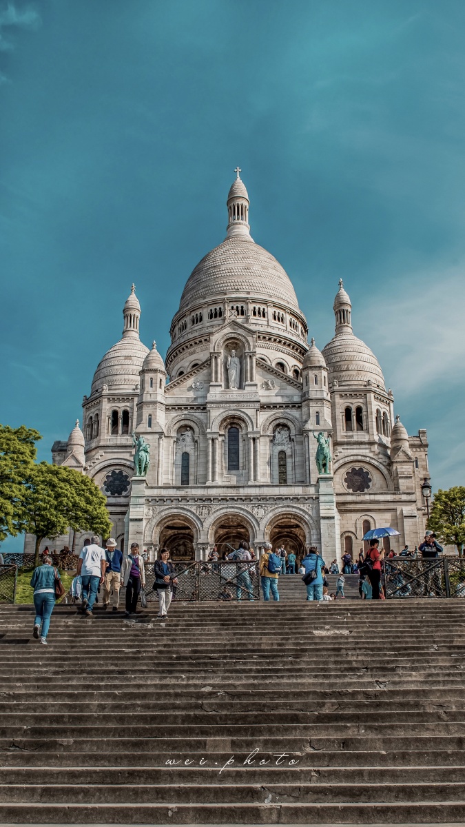《巴黎圣心大教堂》圣心大教堂呈白色,其风格奇特,既像罗马式,又像