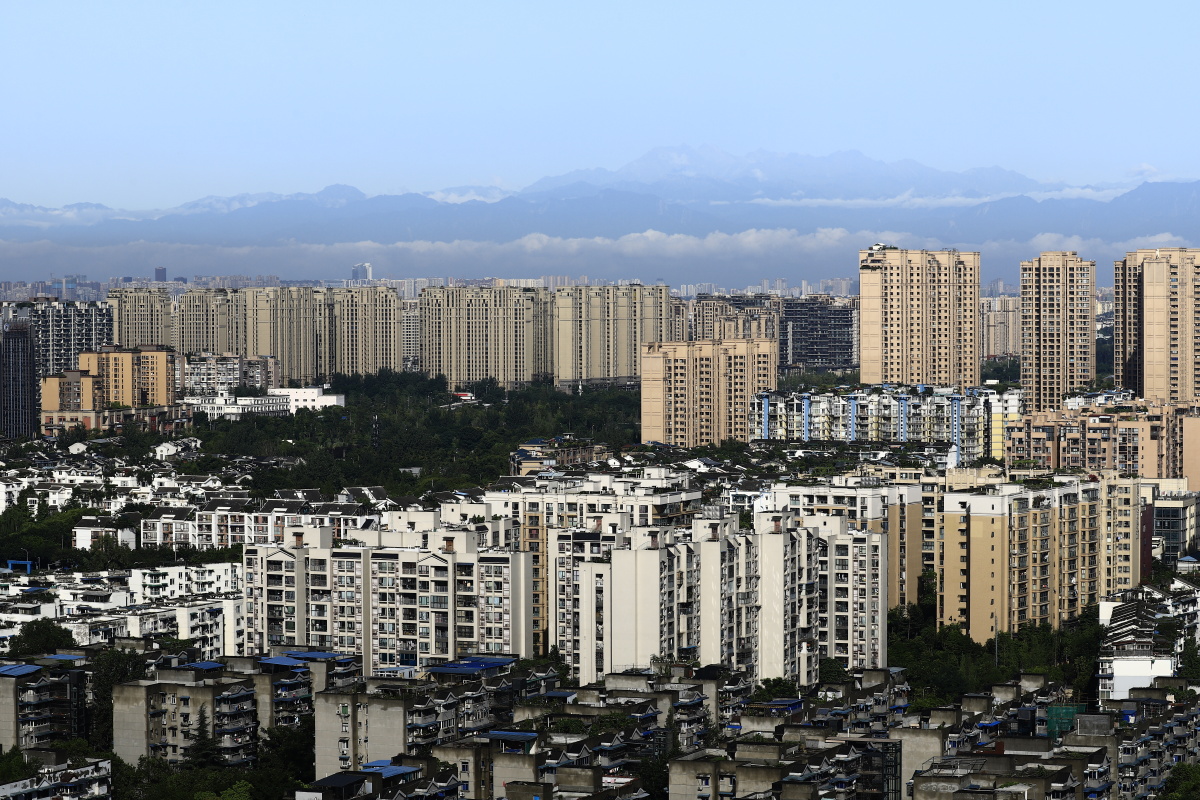 平原城市看西岭雪山