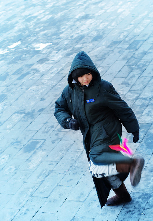 《踢毽子的女孩》