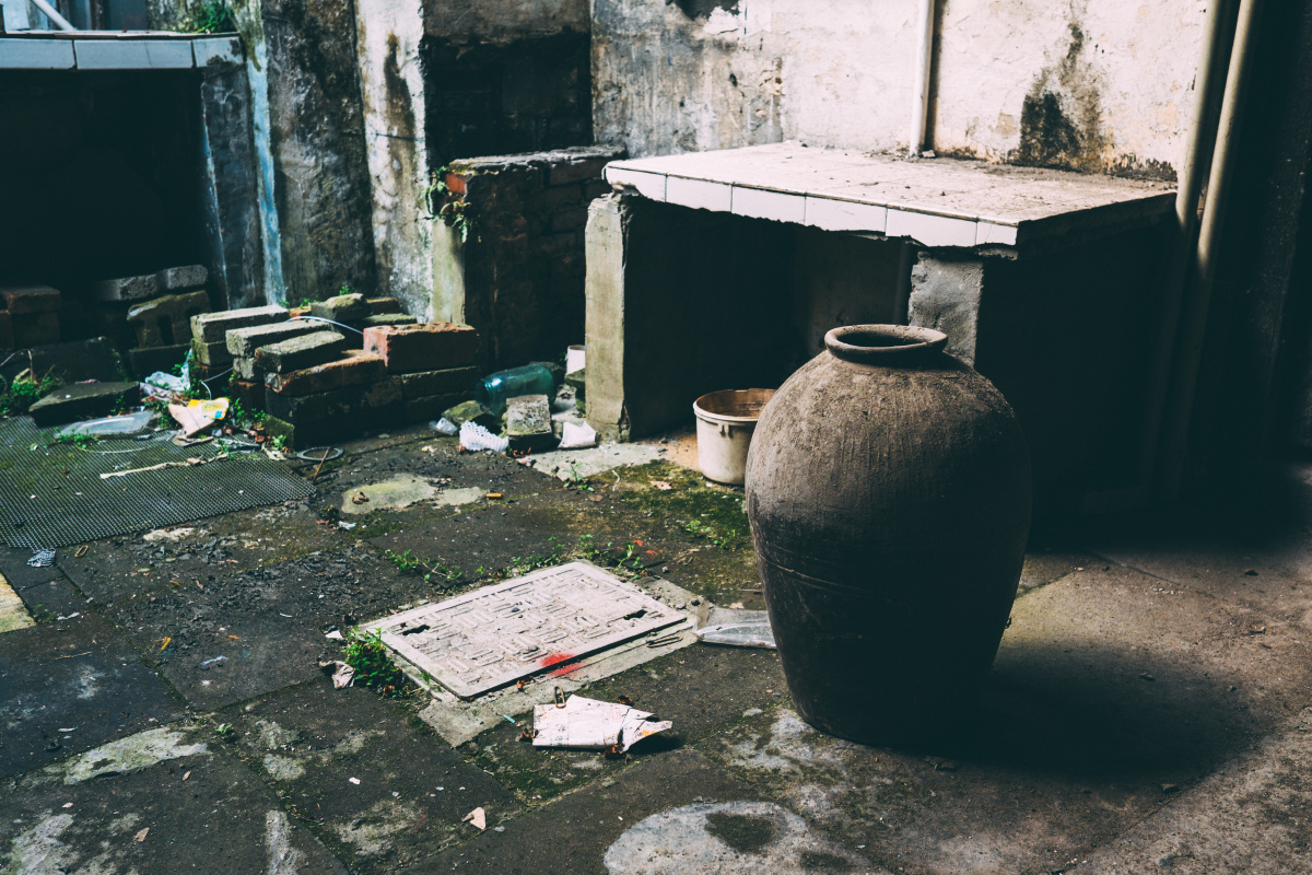 此宅估计已被征收，院内只留下昔日主人所用的坛坛罐罐