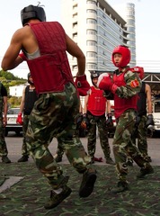  武警战高温练体能