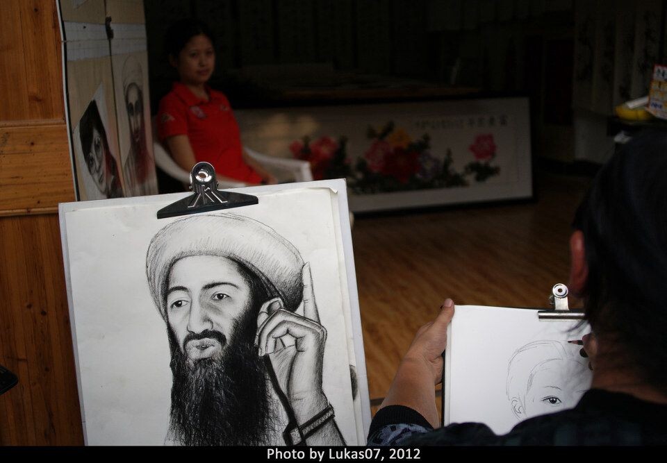 卖艺。<br />
西江景区里，还是偶尔会碰到这样的文艺青年，画像据说40元一幅