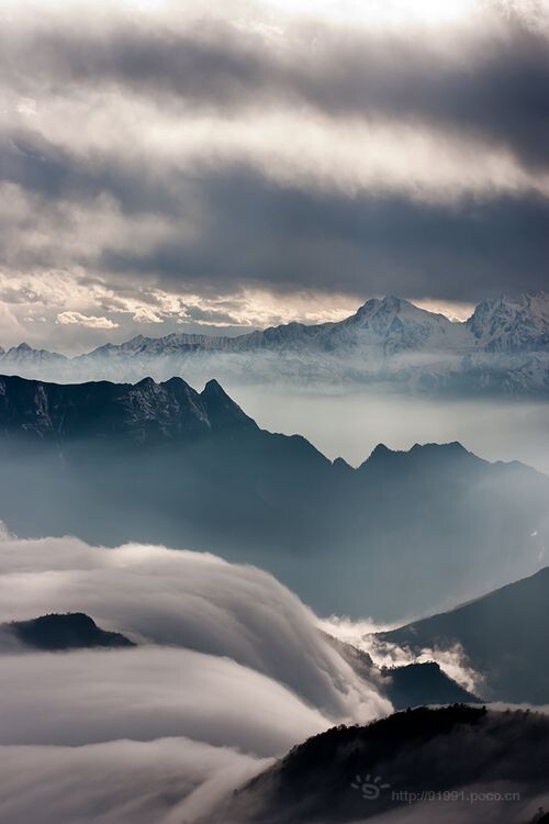 牛背山云瀑
