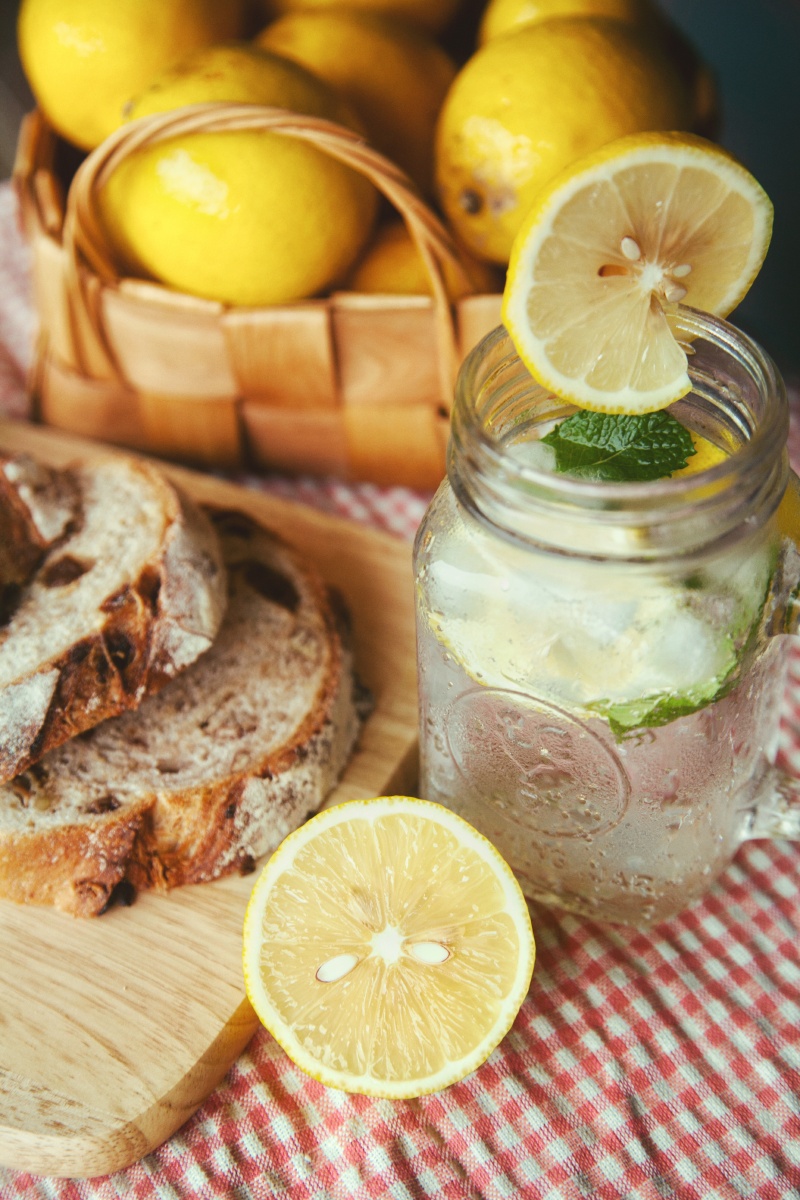 夏天来杯冰镇雪碧加柠檬,冰凉一夏天