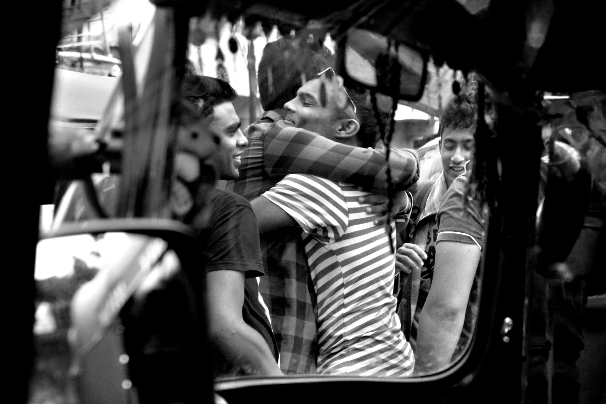 透过几层车窗玻璃,我看到了这样一幕离别的温暖场面