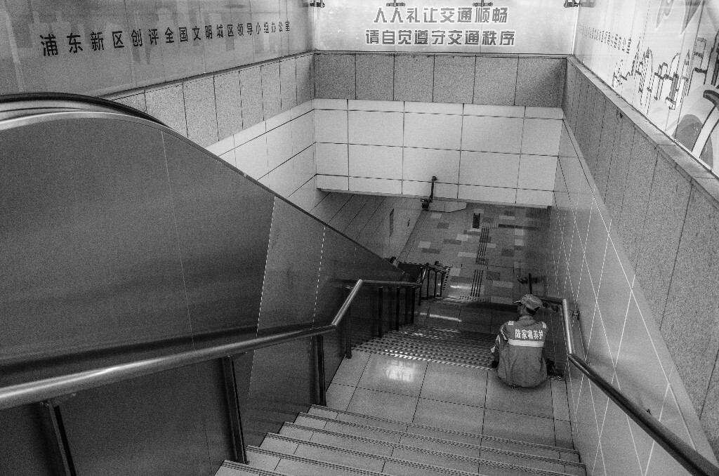 文明城区的建成,不光靠这些辛勤的环卫工人,更需要我们每个市民的努力
