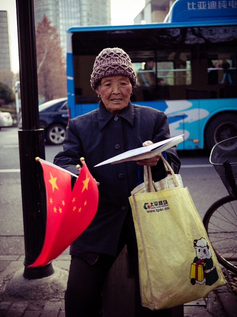 南京总统府外,遇到一位兜售纪念品的老太,也许只是觉得这几面国旗格外鲜艳,便按下了快门