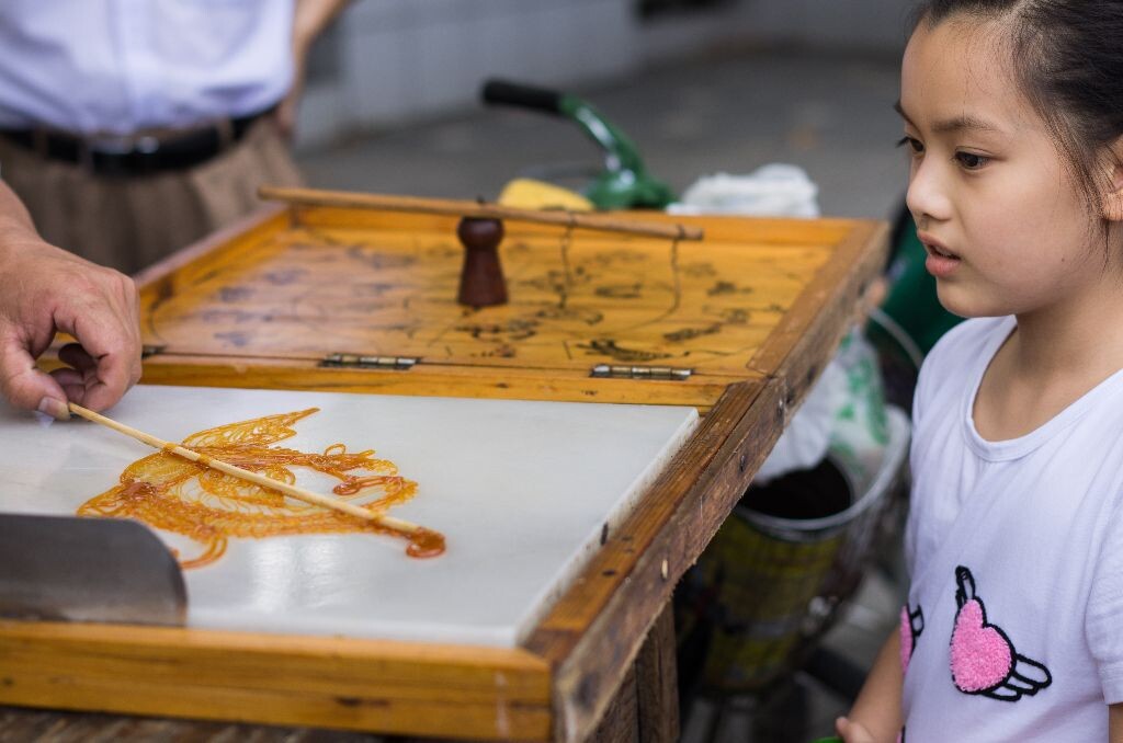 以前小学门口也有画糖人，不过那时没做这么大