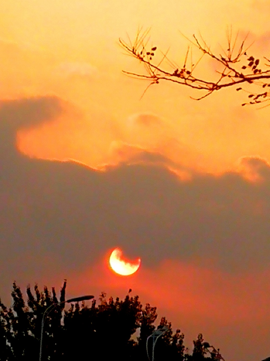 火红的太阳当空照