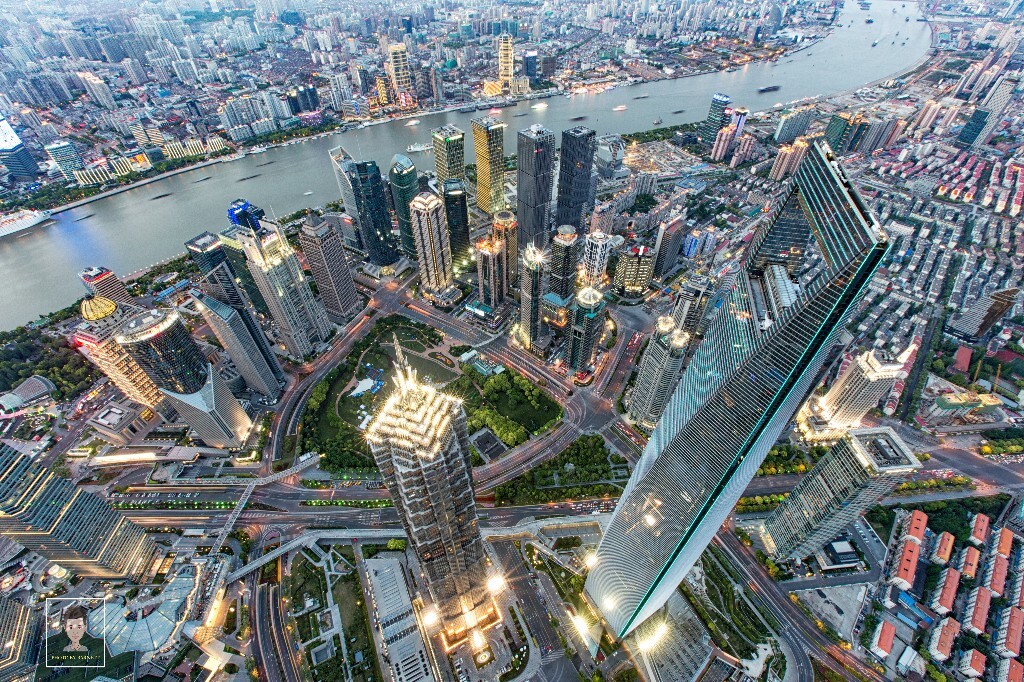 2016年4月30日，登上中国第一高，俯瞰上海新都市。现代感的魔都。