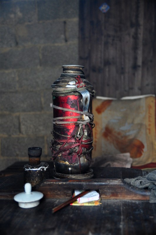 老人用的热水壶,这是我见过的最破旧的水壶,上面记录着岁月的痕迹