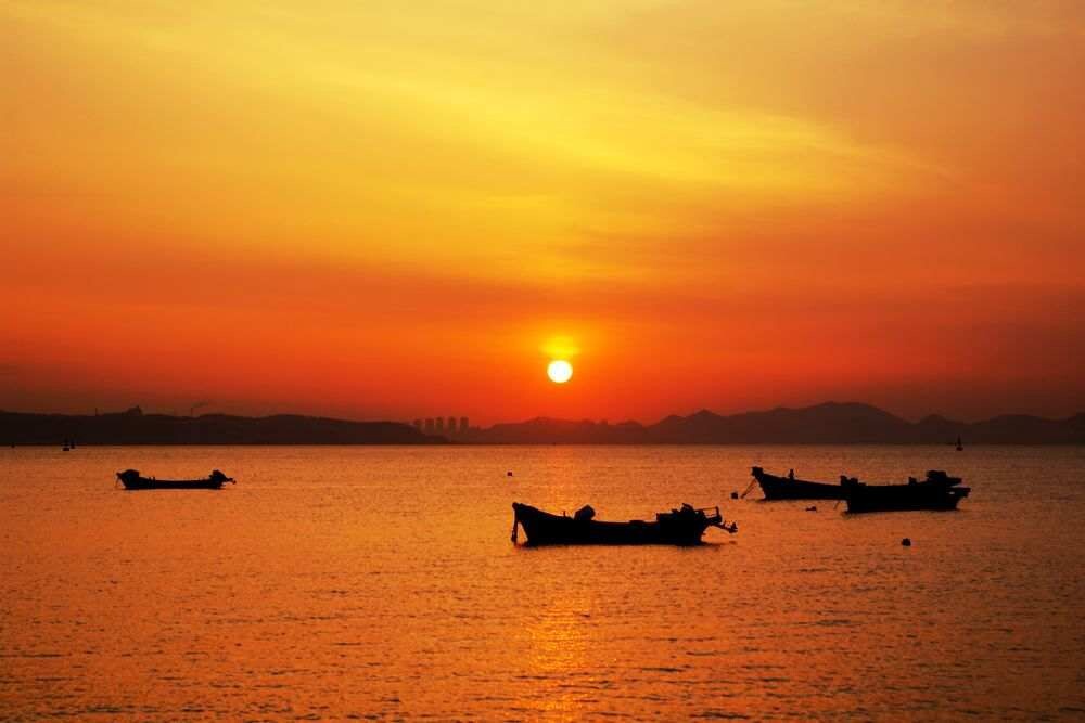 清晨的海边，太阳刚刚升起，朝霞满天...