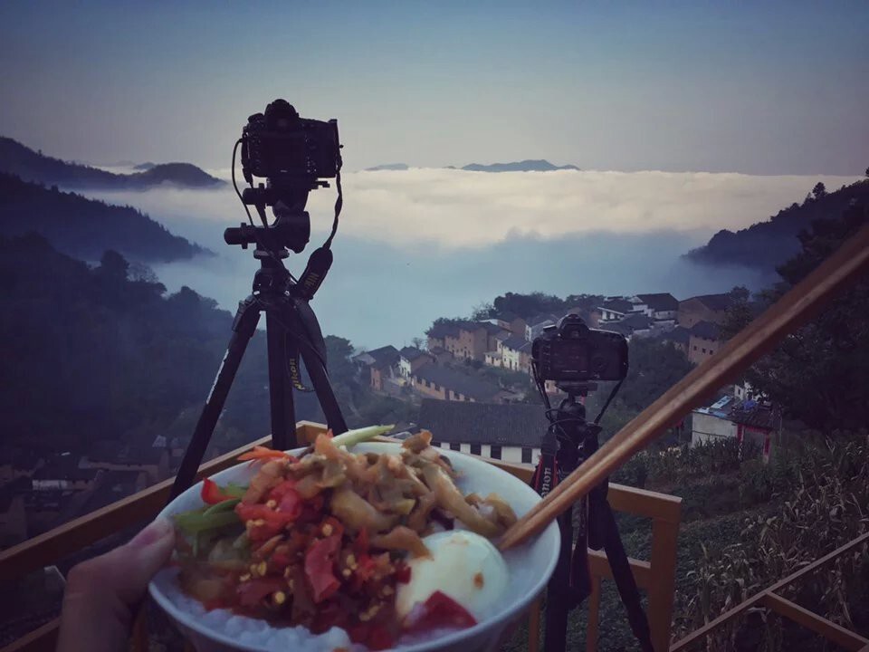 十月 在农家屋顶阳台 边吃早饭边拍摄日出云海