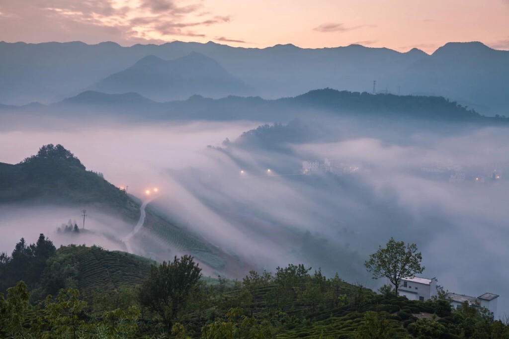 四月 带了上海的影友李鸽回黄山拍摄 在老家坡山村拍摄 夜里凌晨一点由老妈开车 2点钟到达村子 村书记方四清陪我们一起拍摄,银河 云海 日出 火烧云 瀑布云海全部收下!