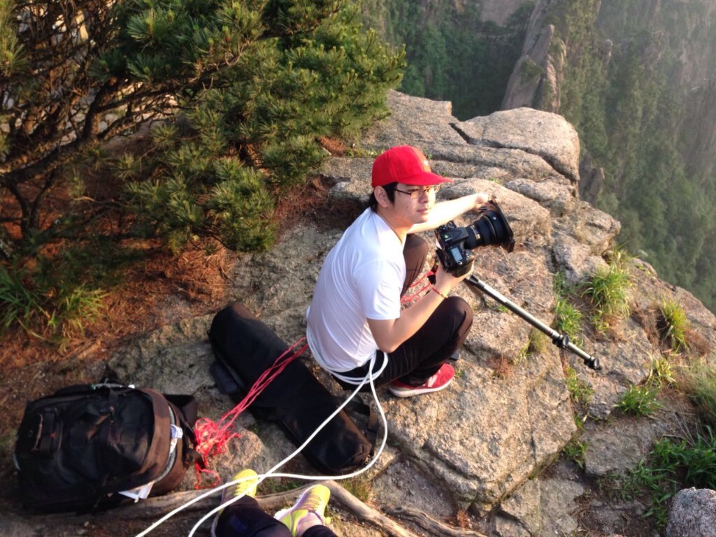 六月 摄影还是安全第一 用安全绳锁住自己 在黄山悬崖边拍摄