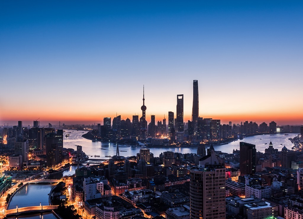 一月第一天 元旦 前一天晚上7点开始和我群里的一帮摄友在南京东路外滩附近找高楼爬,在茫茫人海中行走的十分艰苦,一直走到11点多找到了苏河湾工地,步行四十多层上去 拍完跨年想继续拍日出 担心下楼再上楼就没那么容易了 所以在楼上通宵过夜 彻骨的寒冷 难忘!
