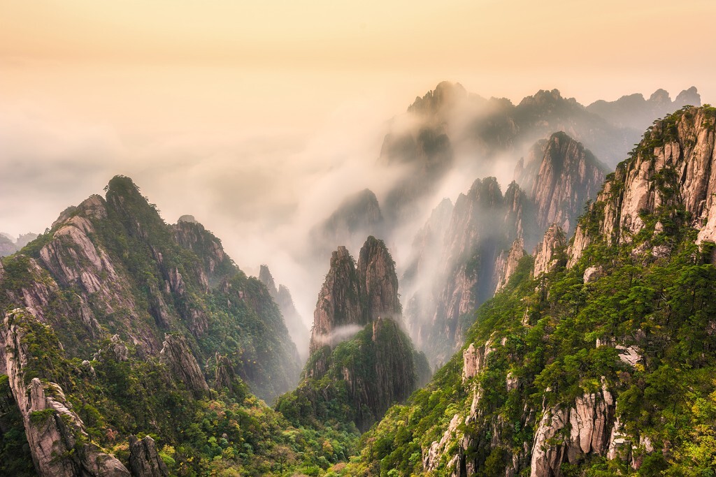 十月 国庆假期结束后 找了一个雨后上黄山 在山上待了三天 只有这一天日落还马马虎虎 感谢程叔叔和柯老师对我的照顾!