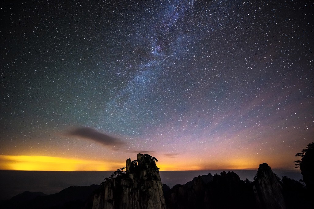 四月 带了上海的影友李鸽回黄山拍摄 在黄山风景区凌晨两点出酒店拍星空一直拍到日出结束