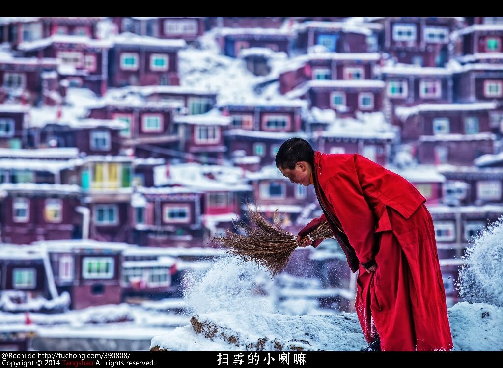 一场大雪覆盖住了色达喇荣五明佛学院。