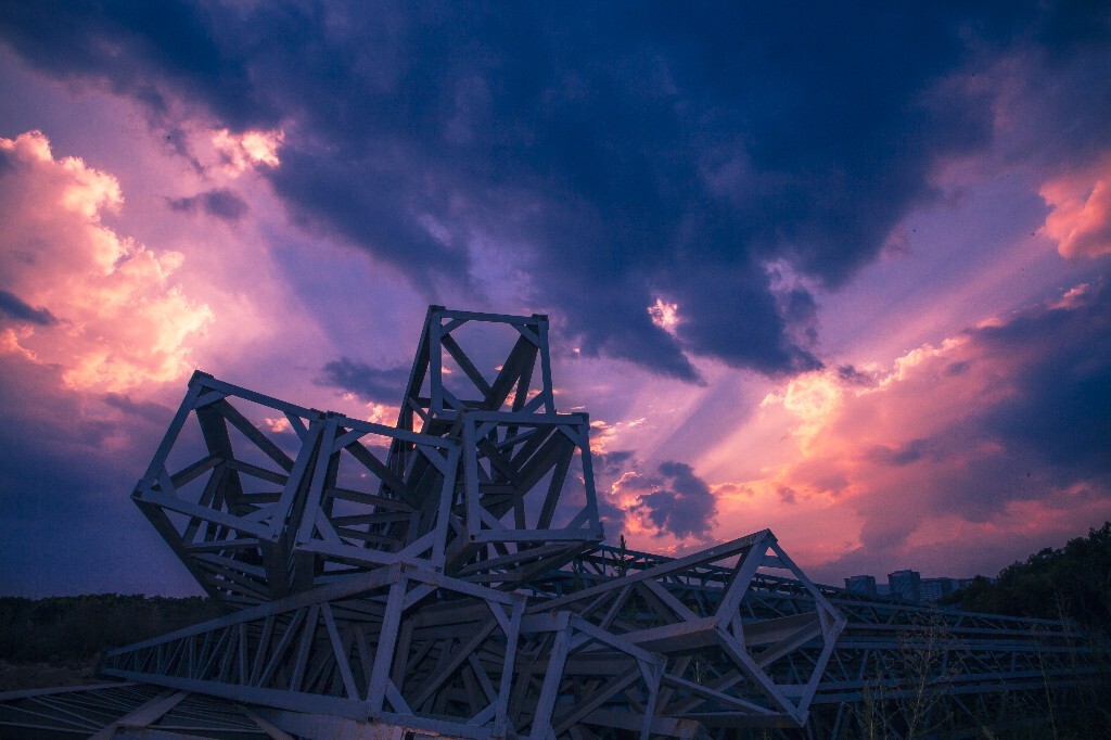 摄影这一夕阳行业早已落幕，人们需要的不过是双指插着鼻孔，四十五度经廉价美颜的到此一游。偌大一个城市为何还有那寥寥几十号摄影人为此讴歌！