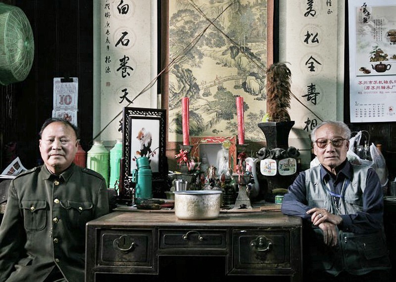 弟弟(左)和哥哥住在祖传的老宅里。几年后我回访时得知其弟弟已经因病离世了.