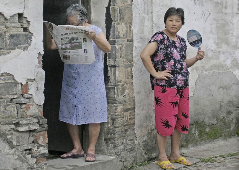 阿婆的老伴是全国有名的工艺师二胡王,因年迈多病,请了一位小保姆照顾,阿婆和小保姆关系十分融洽.