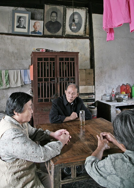 老宅内的家庭会议,墙上挂着老祖宗像,拟是也在参加旁听.