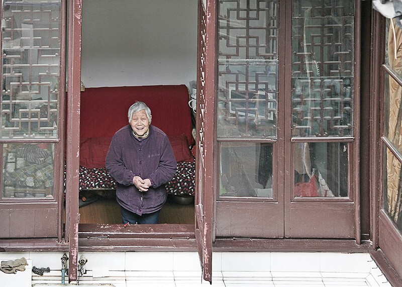 每次去阿婆家拍照都会问长问短,还介绍给邻居让我拍照,并好奇地问我:你拍这些照片有什么用呀!我说孩子们怕我得老年痴呆症,叫我学拍照作为消遣,可防病健身。她说:你的孩子真好。