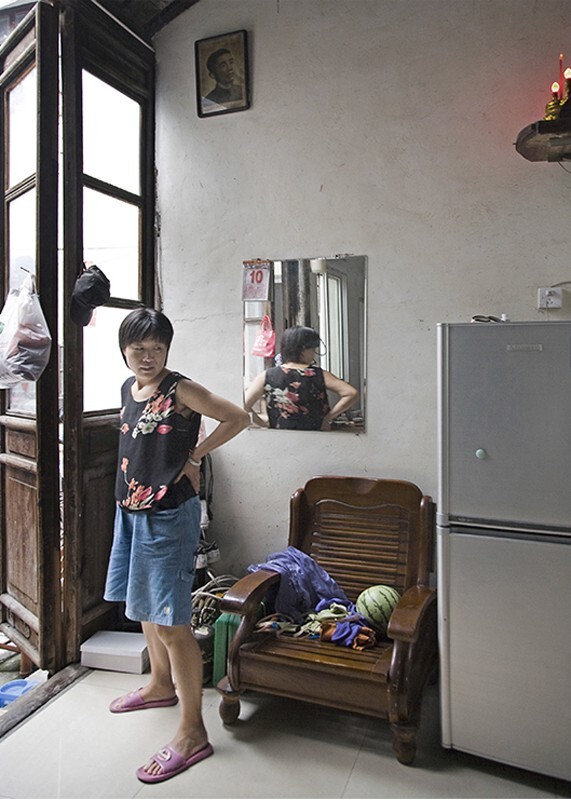 女主人是下岗女工,女儿正在上大学.她自力更生搞毛衣加工副业,挑起了一家生活的重担.