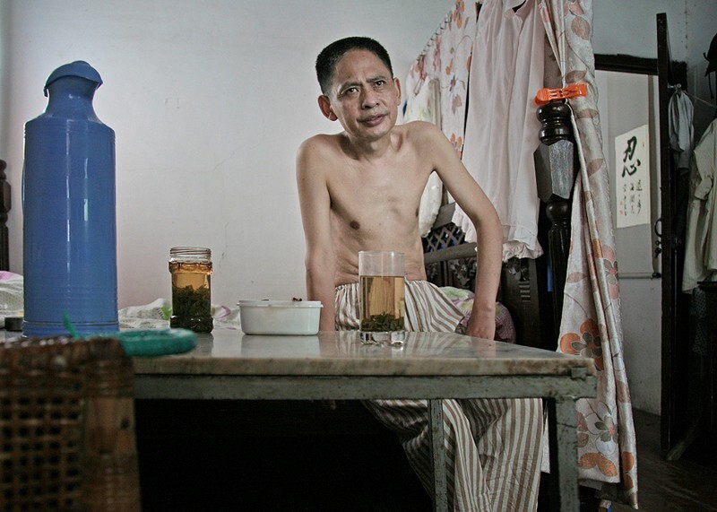 生活并不富裕,还是忍着,保持乐观的人生态度.