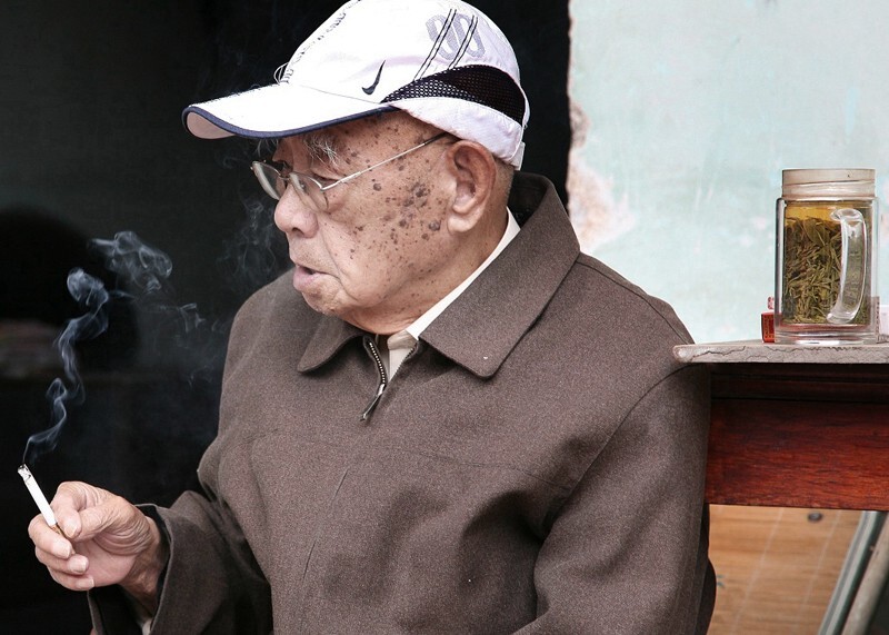 退休后的村干部过着一支烟、一杯茶的安逸生活。老人子孙满堂,儿孙们对他都很尊敬和照顾.