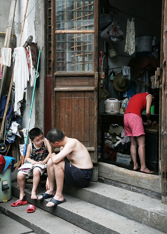 这是温馨的三口之家,男主人是回城老知青,妻子当时还在昆山工作,每周回家操持家务。夫妻俩收入不高,却一心扑在孩子教育上。我很动情,专门拍了一组照片印好送给他们留念。