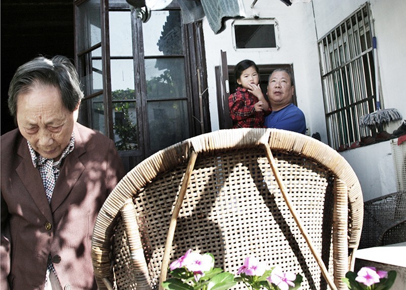 住在老房子的人们有时心态也很矛盾的,对传统是有一种留恋,但对现实又有一种抱怨.处在现实与理想之间.