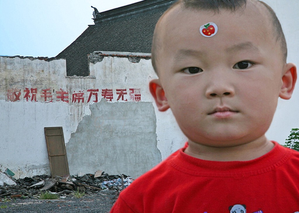 额头上贴图案的小男孩。    2011年5月摄于平江路