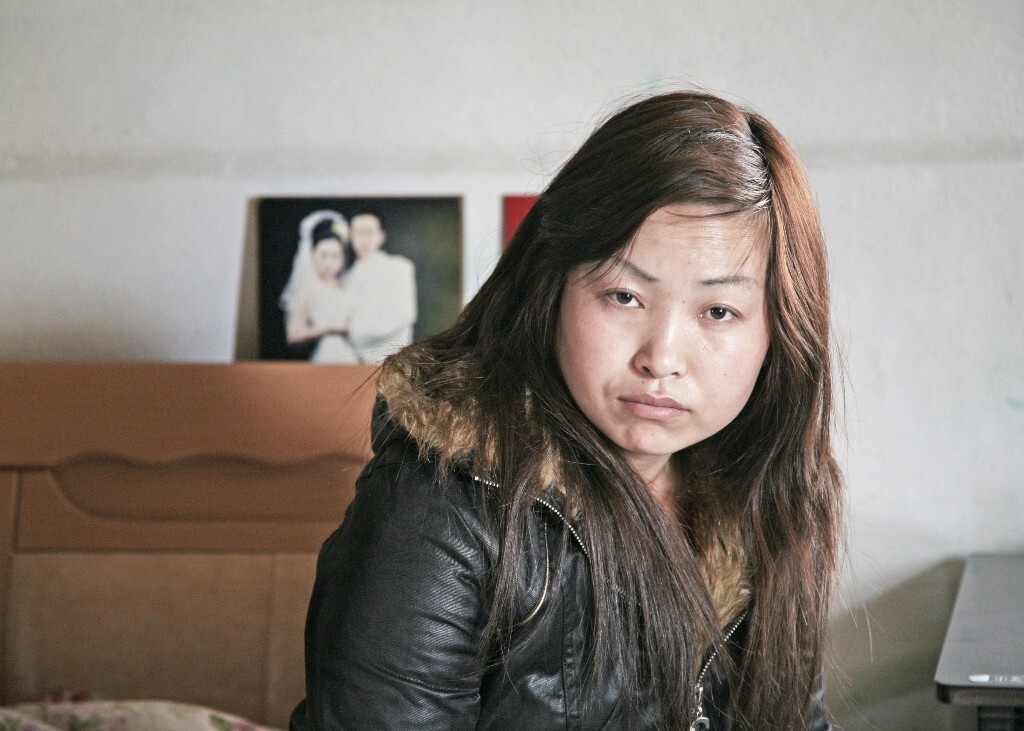 这是一位住在老宅里多年的新苏州人,担负起相夫教子的重任,丈夫开长途车的,女儿念小学,年年评为三好学生,唯一牵挂的盼望丈夫能平安回家.                   2009年4月摄于小石子街