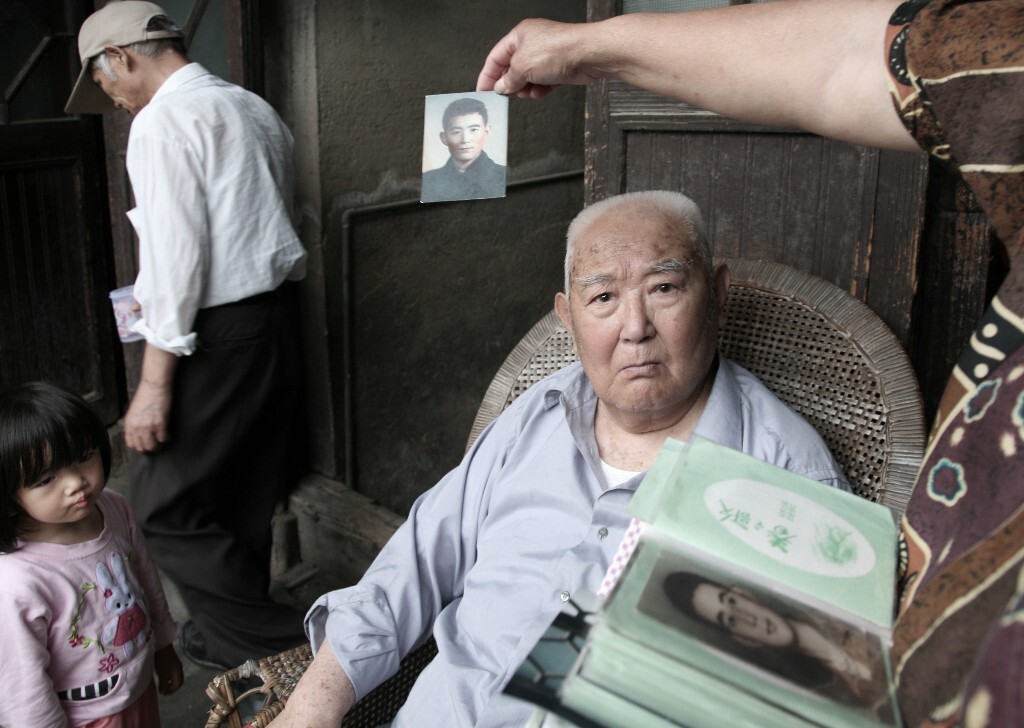人老了，有点迟钝了。他老伴告诉我：老人年轻时是做公安侦察工作，特英俊潇洒，经常乔装打扮打入内部破案。但最近我回访时得知，老人病重住在郊区疗养院，改日我准备专程去探望叙旧问好。2011年6月摄于金狮河沿