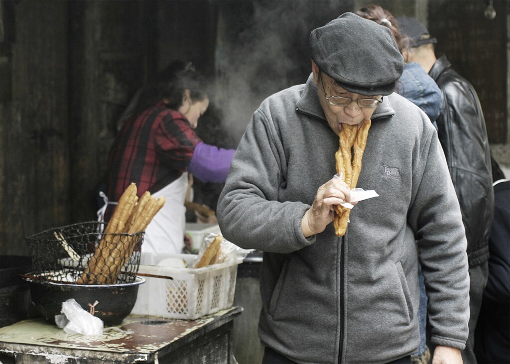 苏州人过去传统的早点,大饼油条.   2006年2月摄于双塔菜场